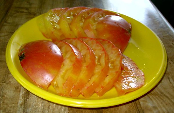 A plate of sliced Hillbilly tomatoes